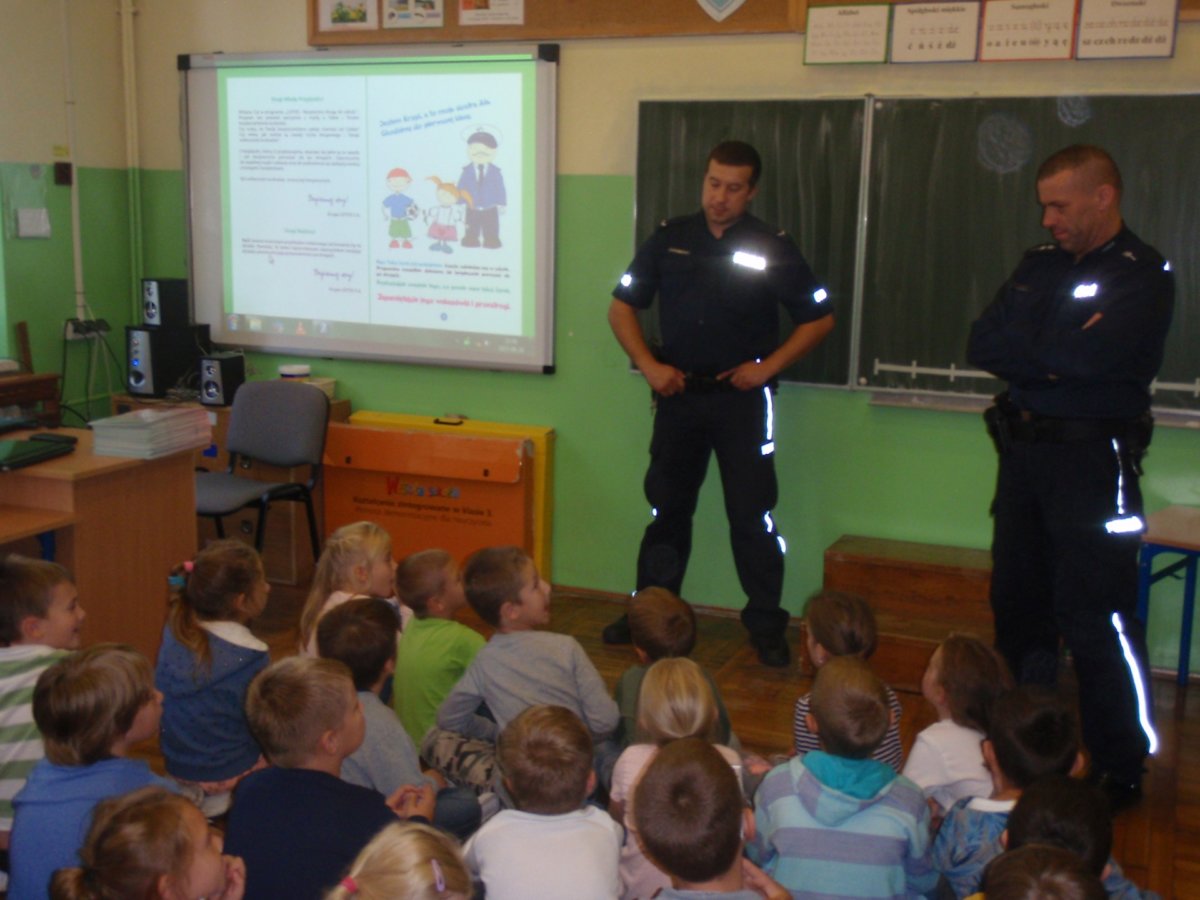Spotkanie klas pierwszych z policjantem