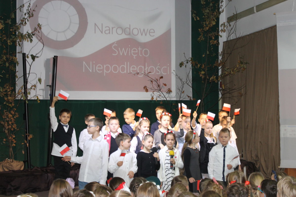 Uczniowie klas 1-3 świętują 100-lecie Niepodległości Polski