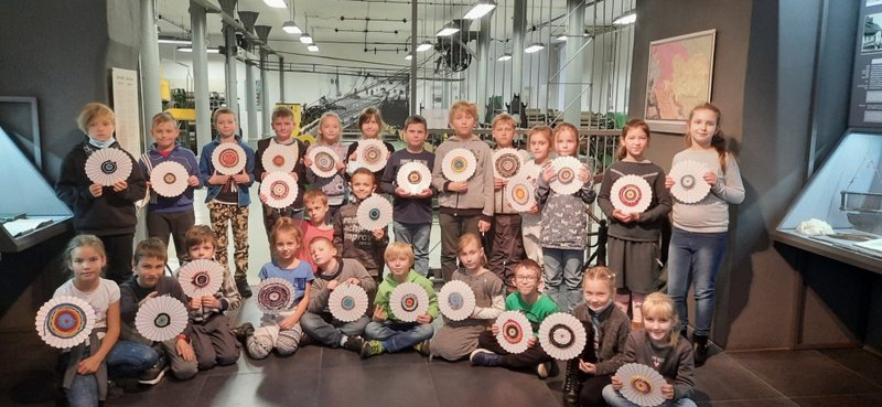 „Tkanie w koło na wesoło”- warsztaty tkackie w Zamku Sułkowskich klasa 2c