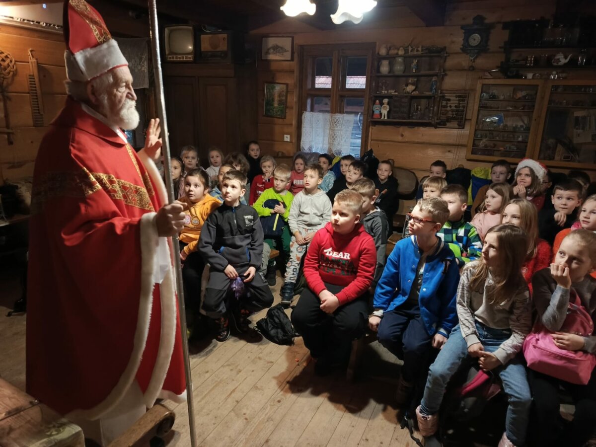 Spotkanie klas 1c, 1d z Mikołajem