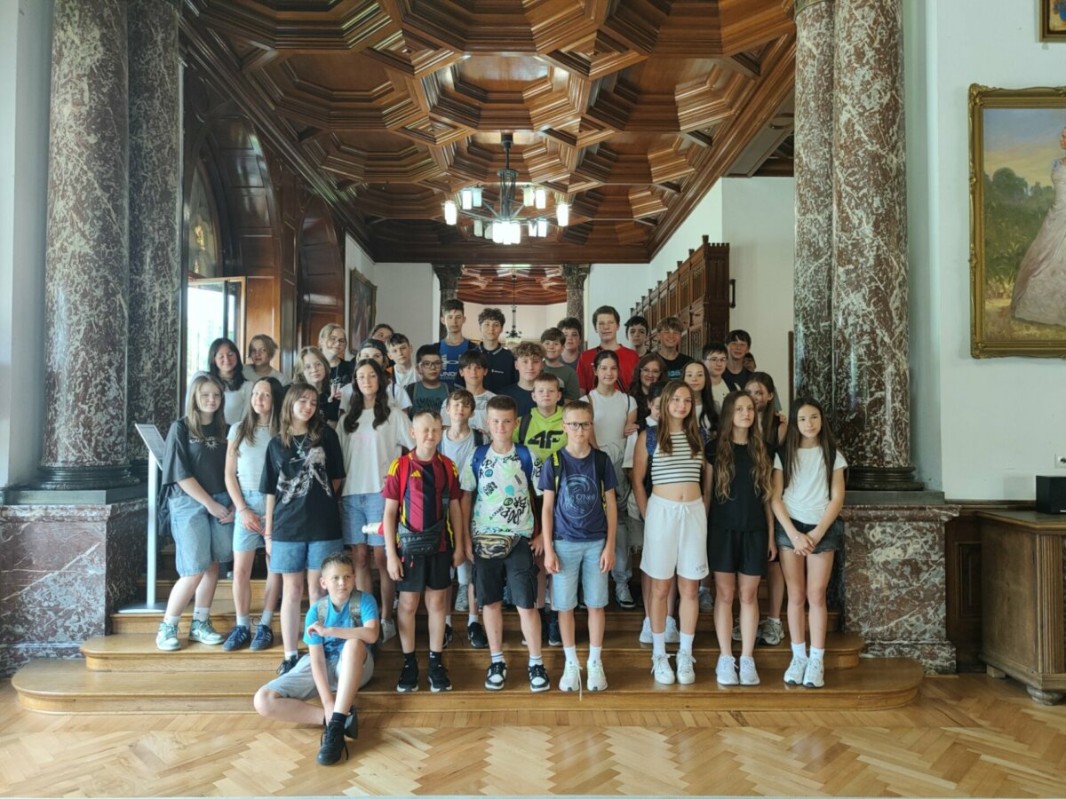 Relacja z wycieczki klasy 6a i 6c do Zamku w Mosznej oraz do Muzeum Polskiej Piosenki w Opolu. 