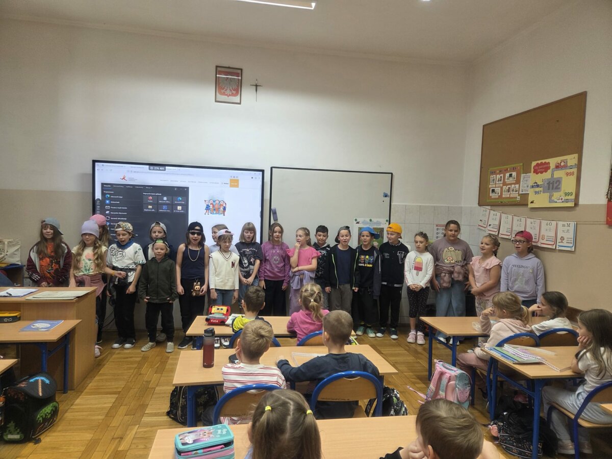 Klasa IIIc wita w szkole nowych uczniów z klasy Ic