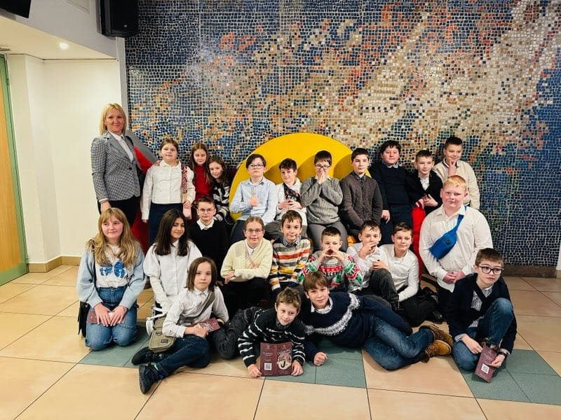 Wyjście klas IVa i IVb do Teatru Lalek „Banialuka”